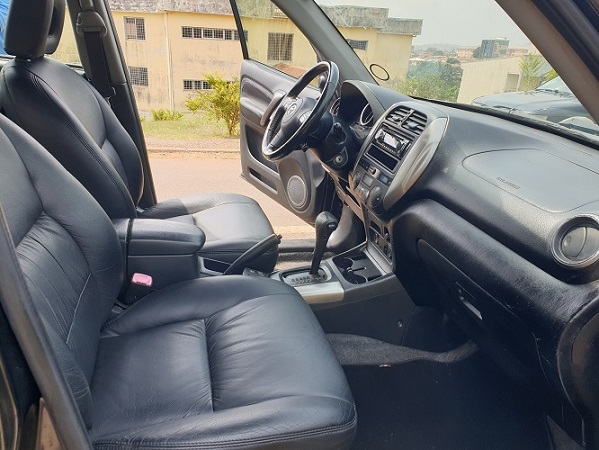 Acheter 2005 Toyota Rav4 Automatique avec intérieur en cuir et 4WD ,Yaoundé ,Cameroun