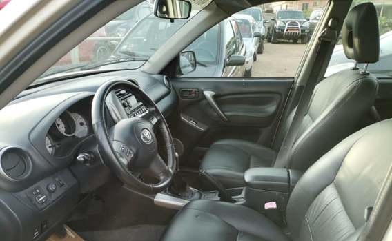 2005 Toyota Rav4 avec 4WD et intérieur cuir à vendre à Yaoundé Cameroun