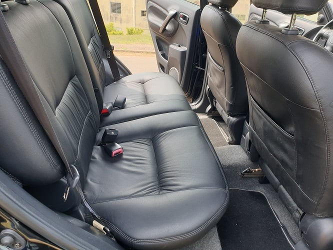 2005 Toyota Rav4 avec 4WD et intérieur cuir à vendre à Yaoundé Cameroun