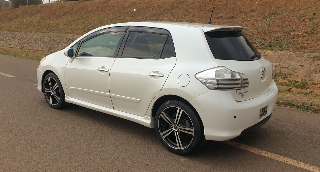 2010 Toyota Blade Automatique avec 4WD et Sièges en cuir à vendre à Yaoundé Cameroun