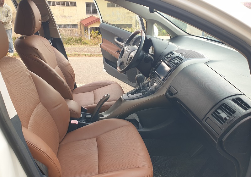 2010 Toyota Blade Automatique avec 4WD et Sièges en cuir à vendre à Yaoundé Cameroun