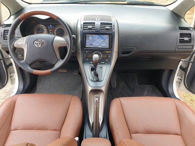 2010 Toyota Blade Automatique avec 4WD et Sièges en cuir à vendre à Yaoundé Cameroun