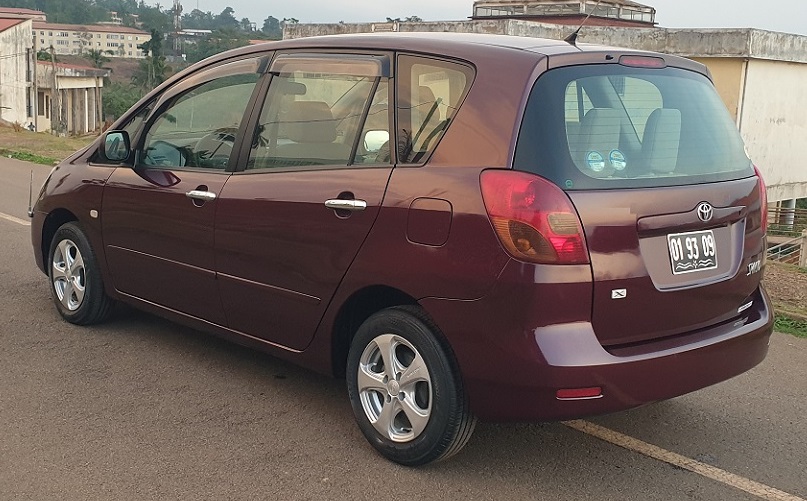 2005 Toyota Corolla Spacio Automatique avec 7 Places à vendre à Yaoundé Cameroun