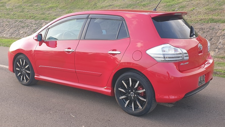 2009 Toyota Blade Automatique avec 4WDet Sièges en cuir à vendre à Yaoundé. Cameroun