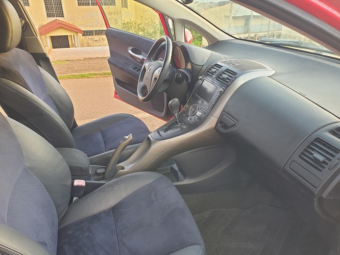 2009 Toyota Blade Automatique avec 4WDet Sièges en cuir à vendre à Yaoundé. Cameroun