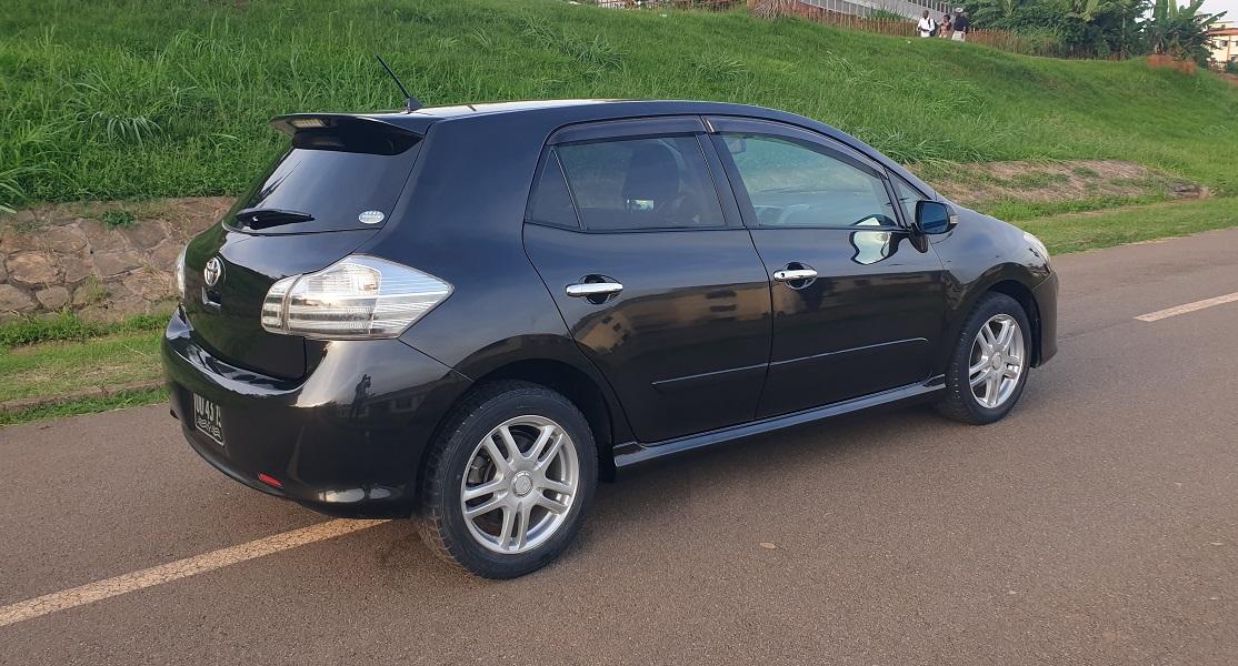 2009 Toyota Blade Automatique avec 4WD et Sièges en cuir à vendre à Yaoundé. Cameroun