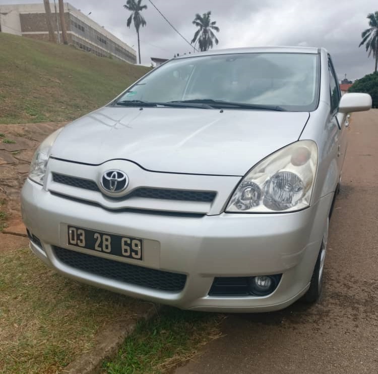 Acheter 7 Places 2005 Toyota Corolla Verso Automatique ,Yaoundé ,Cameroun