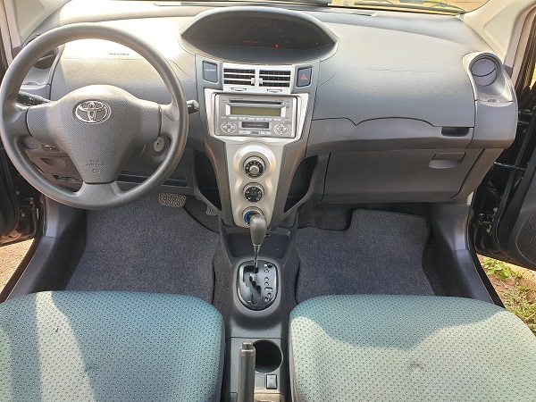 Belle Noir 2008 Toyota Yaris Automatique avec 4WD à vendre à Yaoundé Cameroun