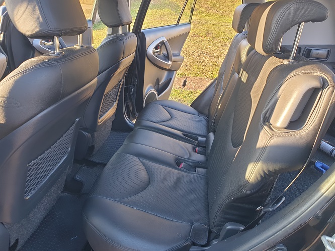 2007 Toyota Rav4 sièges en cuir avec 4WD à vendre à Yaoundé Cameroun