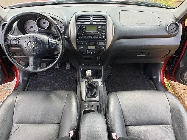 2005 Toyota Rav4 avec 4WD et Chaises en cuir à vendre à Yaoundé Cameroun