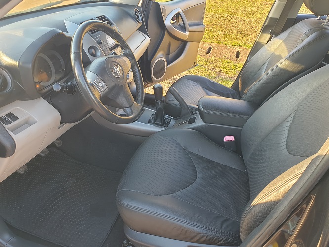 2007 Toyota Rav4 sièges en cuir avec 4WD à vendre à Yaoundé Cameroun