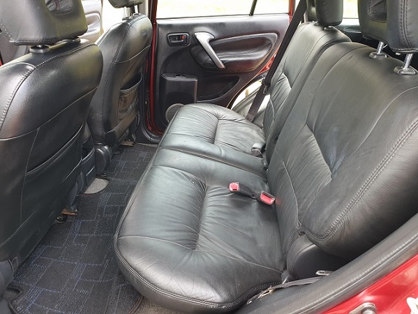 2005 Toyota Rav4 avec 4WD et Chaises en cuir à vendre à Yaoundé Cameroun