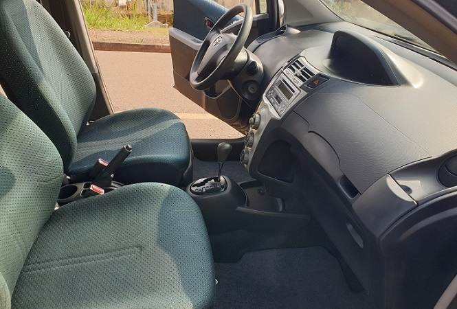 Belle Noir 2008 Toyota Yaris Automatique avec 4WD à vendre à Yaoundé Cameroun